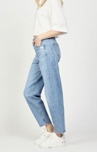 Lade das Bild in den Galerie-Viewer, Ballon Fit Jeans in blau mit Nahtstreifen an den Seiten, Wunderwerk Oldenburg
