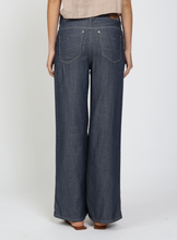 Lade das Bild in den Galerie-Viewer, Dark blue Jeans von Gang mit geradem langen Beinverlauf im 5 Pocket Style Wunderwerk Oldenburg
