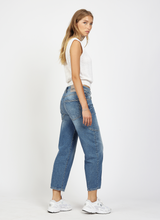 Lade das Bild in den Galerie-Viewer, O-shape Jeans in blau mit großen aufgesetzten Taschen, Wunderwerk Oldenburg

