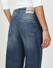 Lade das Bild in den Galerie-Viewer, Gekürzte Gang 94Jul Jeans mit weitem Bein in der Farbe worn rough denim, Wunderwerk Oldenburg

