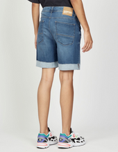 Lade das Bild in den Galerie-Viewer, Gang 94Nica boyfriend Shorts
