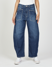 Lade das Bild in den Galerie-Viewer, 94Odina Jeans von Gang in O-Shape mit hoher Leibhöhe in midsummer was, Wunderwerk Oldenburg
