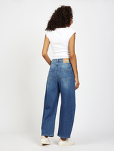 Lade das Bild in den Galerie-Viewer, Blaue O-Shape Jeans mit großen aufgesetzten Taschen vorne Wundwerk Oldenburg
