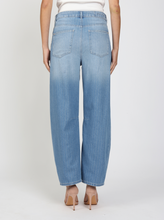 Lade das Bild in den Galerie-Viewer, Hellblaue Baggy Fit Jeans mit kleinen weißen Längsstreifen, Wunderwerk Oldenburg

