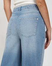 Lade das Bild in den Galerie-Viewer, Hellblaue Baggy Fit Jeans mit kleinen weißen Längsstreifen, Wunderwerk Oldenburg
