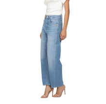 Lade das Bild in den Galerie-Viewer, Hellblaue Baggy Fit Jeans mit kleinen weißen Längsstreifen, Wunderwerk Oldenburg
