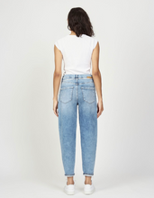 Lade das Bild in den Galerie-Viewer, Gang_94Via_Jogger_ballon_fit_Jeans_light_blue_key_wash_Wunderwerk_Oldenburg
