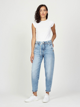Lade das Bild in den Galerie-Viewer, Gang_94Via_Jogger_ballon_fit_Jeans_light_blue_key_wash_Wunderwerk_Oldenburg1
