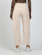 Lade das Bild in den Galerie-Viewer, Cordhose in verkürzter Form in der Farbe offwhite Wunderwerk Oldenburg
