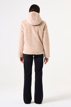 Lade das Bild in den Galerie-Viewer, Wendejacke aus Kunstfell in der Farbe warm beige, Wunderwerk Oldenburg
