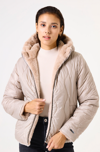 Wendejacke aus Kunstfell in der Farbe warm beige, Wunderwerk Oldenburg