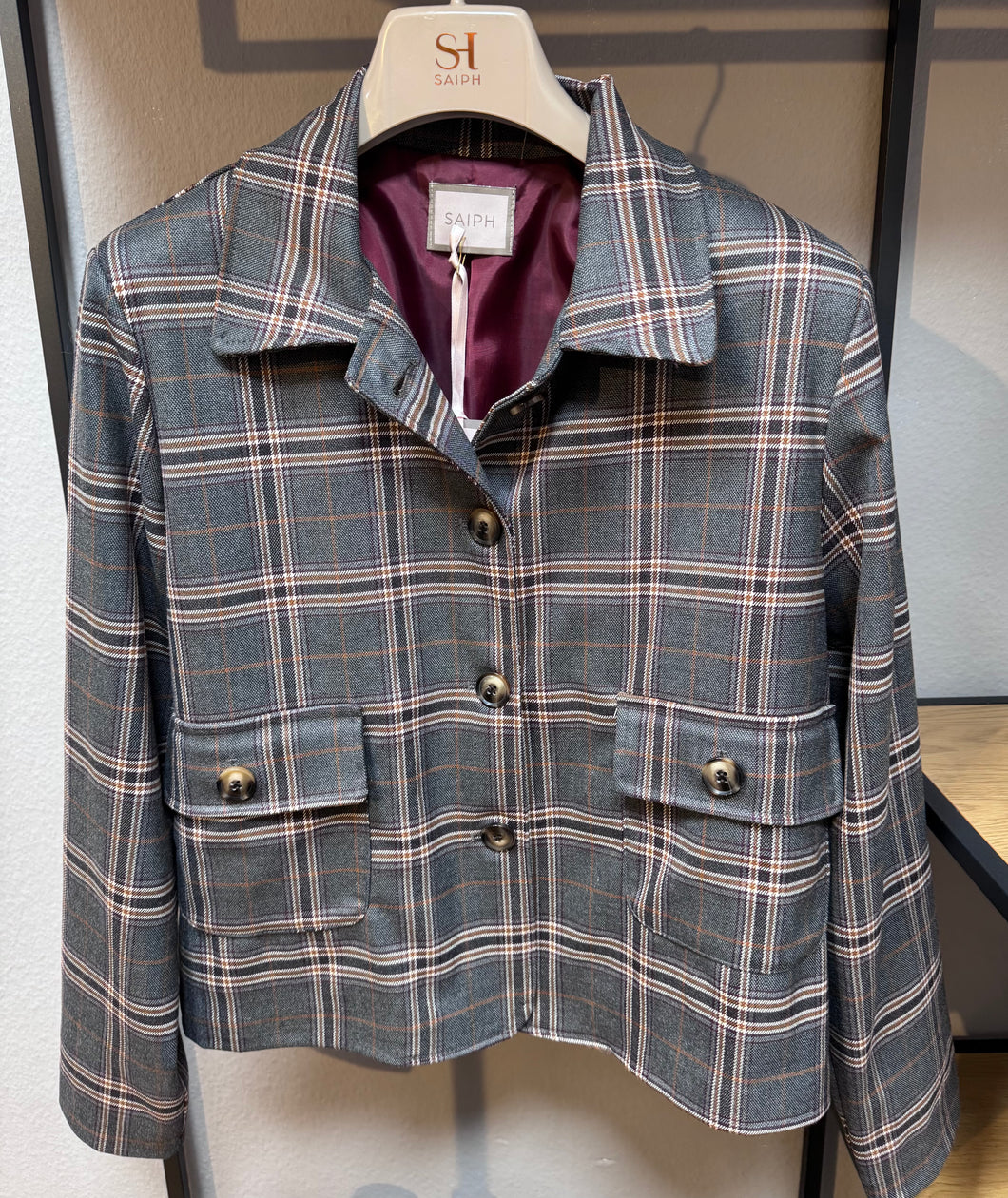 Grau karierte Kurzjacke mit Hemdkragen und Knöpfen zum schließen sowie aufgesetzte Taschen auf jeder Seite, Wunderwerk Oldenburg