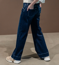 Lade das Bild in den Galerie-Viewer, Glücksstern Clara Bea FLARED Jeans stahlblau Wunderwerk Oldenburg2
