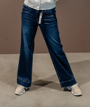 Lade das Bild in den Galerie-Viewer, Glücksstern Clara Bea FLARED Jeans stahlblau Wunderwerk Oldenburg
