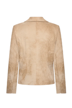 Lade das Bild in den Galerie-Viewer, Klassischer Sandfarbener  Velour Leder Blazer mit zwei Knopfverschluss und Pattentaschen, Wunderwerk Oldenburg
