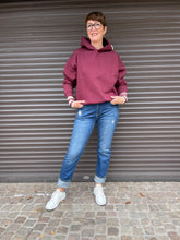 Lade das Bild in den Galerie-Viewer, Hoodie mit Wording Print
