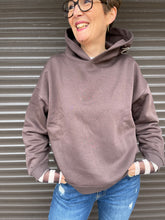 Lade das Bild in den Galerie-Viewer, Hoodie mit Wording Print
