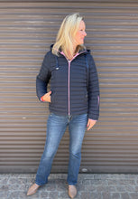 Lade das Bild in den Galerie-Viewer, Steppjacke mit Kapuze
