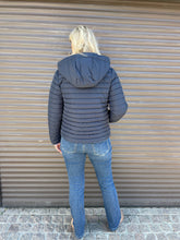 Lade das Bild in den Galerie-Viewer, Steppjacke mit Kapuze
