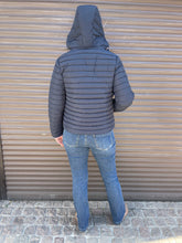Lade das Bild in den Galerie-Viewer, Steppjacke mit Kapuze
