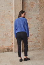 Lade das Bild in den Galerie-Viewer, Pullover mit Zopfmuster auf der Vorderseite in royalblau  und Rundhals Wunderwerk Oldenburg
