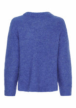 Lade das Bild in den Galerie-Viewer, Pullover mit Zopfmuster auf der Vorderseite in royalblau  und Rundhals Wunderwerk Oldenburg
