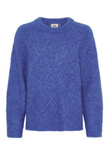 Lade das Bild in den Galerie-Viewer, Pullover mit Zopfmuster auf der Vorderseite in royalblau  und Rundhals Wunderwerk Oldenburg
