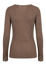 Lade das Bild in den Galerie-Viewer, Isay Dee Lace Shirt
