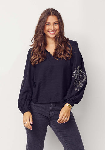 Lockere Bluse in schwarz mit V-Ausschnitt  und Flowerprint auf den Ärmeln, Wunderwerk Oldenburg