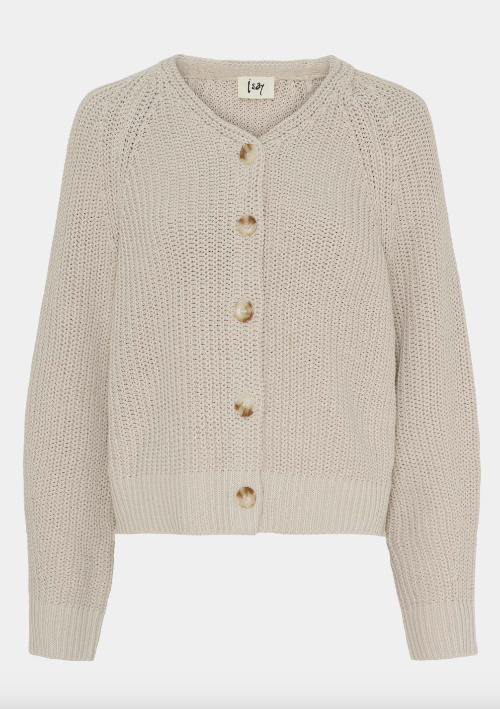 Der Gunda Cardigan in beige ist grob gestrickt und hat eine etwas schwere Qualität, Wunderwerk Oldenburg