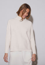Lade das Bild in den Galerie-Viewer, Winter white Melange Strickpullover mit Stehkragen, Rippoptik am Kragen und Ärmel, Wunderwerk Oldenburg
