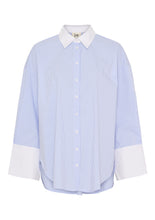 Lade das Bild in den Galerie-Viewer, Oversize Bluse mit hellblauen Streifen und weißem Hemdkragen und Manschetten, Wunderwerk Oldenburg
