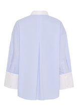 Lade das Bild in den Galerie-Viewer, Oversize Bluse mit hellblauen Streifen und weißem Hemdkragen und Manschetten, Wunderwerk Oldenburg
