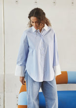 Lade das Bild in den Galerie-Viewer, Oversize Bluse mit hellblauen Streifen und weißem Hemdkragen und Manschetten, Wunderwerk Oldenburg
