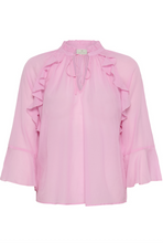Lade das Bild in den Galerie-Viewer, Bluse in rosa mit Rüschendetails und kleinem Stehkragen mit Bindeband sowie Volantärmel Wunderwerk Oldenburg
