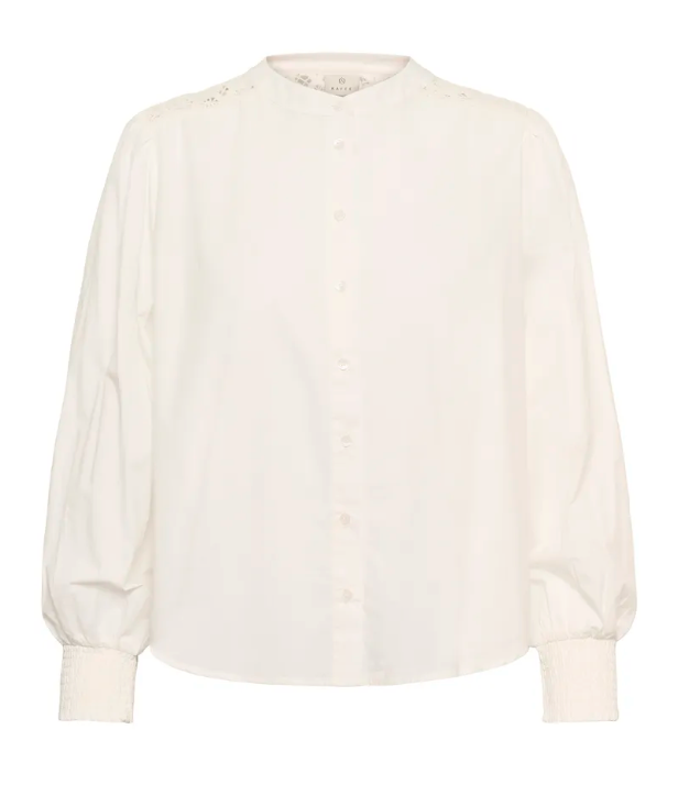 Bluse in offwhite mit kleinem Stehkragen und gesmoktem Ärmelabschluss sowie feminem Details auf der Rückseite Wunderwerk Oldenburg