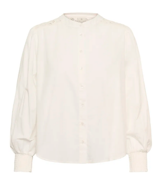 Bluse in offwhite mit kleinem Stehkragen und gesmoktem Ärmelabschluss sowie feminem Details auf der Rückseite Wunderwerk Oldenburg