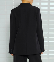 Lade das Bild in den Galerie-Viewer, schwarzer klassischer Blazer, hüftlang mit zwei Knopfverschluss, Wunderwerk Oldenburg
