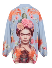 Lade das Bild in den Galerie-Viewer, Hellblaue Bluse mit Kragen und großem Frida Kahlo Print auf der Vorder- und Rückseite, Wunderwerk Oldenburg
