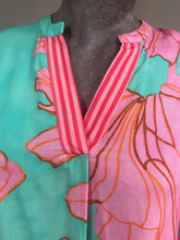 Lade das Bild in den Galerie-Viewer, Knielanges Kleid mit V-Ausschnitt in foralem Print aqua pink, Wunderwerk Oldenburg
