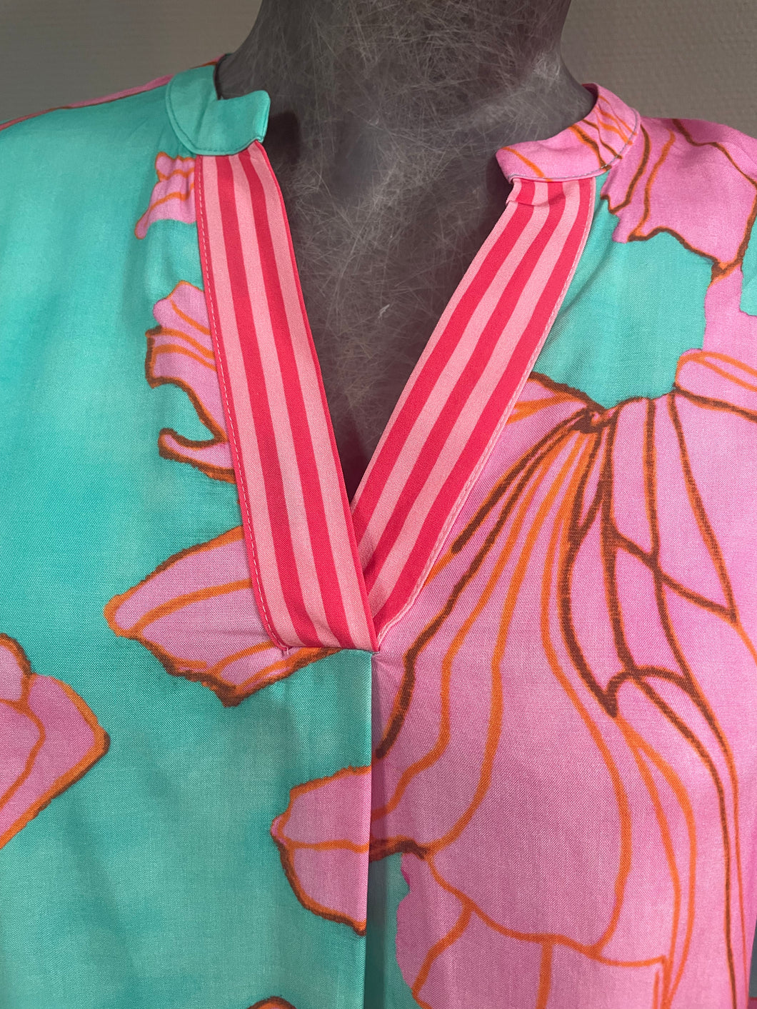 Knielanges Kleid mit V-Ausschnitt in foralem Print aqua pink, Wunderwerk Oldenburg