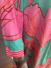 Lade das Bild in den Galerie-Viewer, Knielanges Kleid mit V-Ausschnitt in foralem Print aqua pink, Wunderwerk Oldenburg
