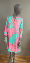 Lade das Bild in den Galerie-Viewer, Knielanges Kleid mit V-Ausschnitt in foralem Print aqua pink, Wunderwerk Oldenburg
