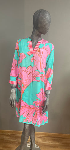 Knielanges Kleid mit V-Ausschnitt in foralem Print aqua pink, Wunderwerk Oldenburg