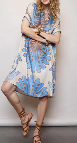 Midi Kleid mit Ornament Muster in der Farbe blue sand mit V-Ausschnitt und kurzem Arm, Wunderwerk Oldenburg