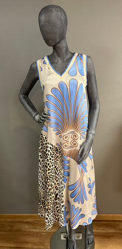 Langes ärmelloses Kleid in der Farbe blue sand mit zusätzlichem  leoprint und V-Ausschnitt, Wunderwerk Oldenburg