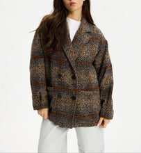Lade das Bild in den Galerie-Viewer, Karojacke im Blazer-Stil mit markantem Oversized-Schnitt in Braun-, Beige-, Grau- und Rosttönen, Wunderwerk Oldenburg
