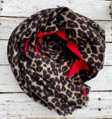 Kuschelschal mit Leoprint in rot schwarz Wunderwerk Oldenburg