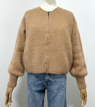 Lade das Bild in den Galerie-Viewer, Kamelfarbener Cardigan mit Reißverschluss in verkürzter Form Wunderwerk Oldenburg
