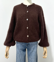 Lade das Bild in den Galerie-Viewer, dunkelbrauner Mohaircardigan mit hellen Knöpfen, Wunderwerk Oldenburg
